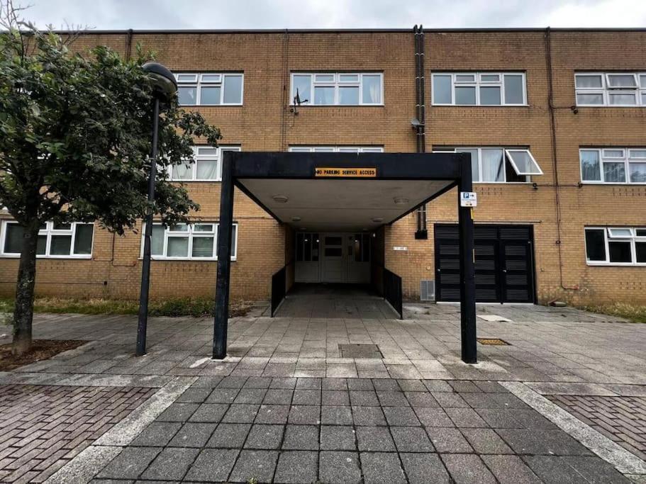 Milton Keynes Central Apartment Flat With Kitchen, Large Bed, Park View & Parking, 1 Minute Walk To Mk City Centre, Shops, Malls, Restaurants & Attractions, 8 Minutes From Hospital Esterno foto