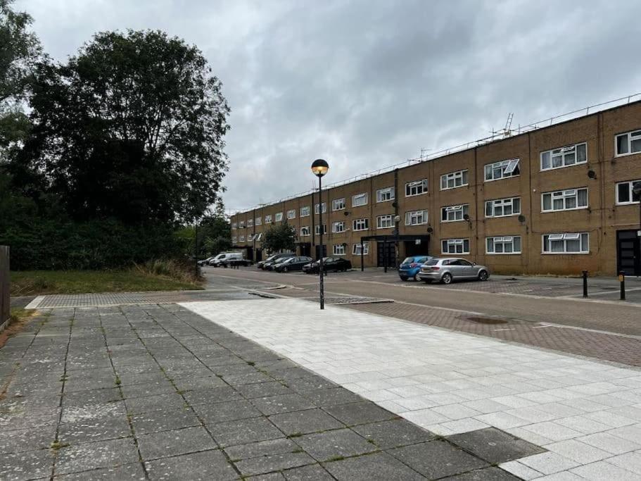 Milton Keynes Central Apartment Flat With Kitchen, Large Bed, Park View & Parking, 1 Minute Walk To Mk City Centre, Shops, Malls, Restaurants & Attractions, 8 Minutes From Hospital Esterno foto