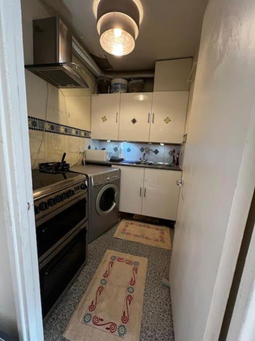 Milton Keynes Central Apartment Flat With Kitchen, Large Bed, Park View & Parking, 1 Minute Walk To Mk City Centre, Shops, Malls, Restaurants & Attractions, 8 Minutes From Hospital Esterno foto